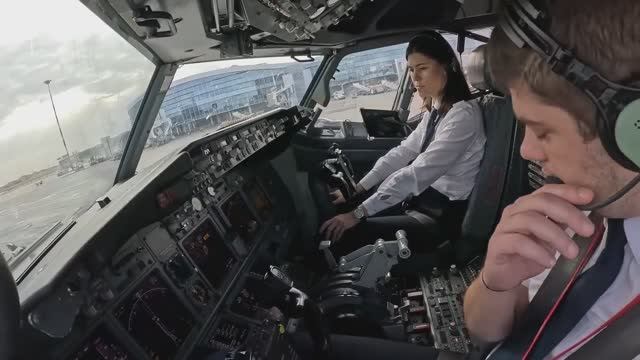 Женщина пилот управляет боенгом смотреть онлайн