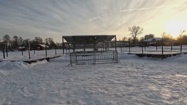 Еду на фэтбайке Аляска 3.0 в солнечный и ясный вечер домой через озеро Сенеж из Солнечногорска. смотреть онлайн