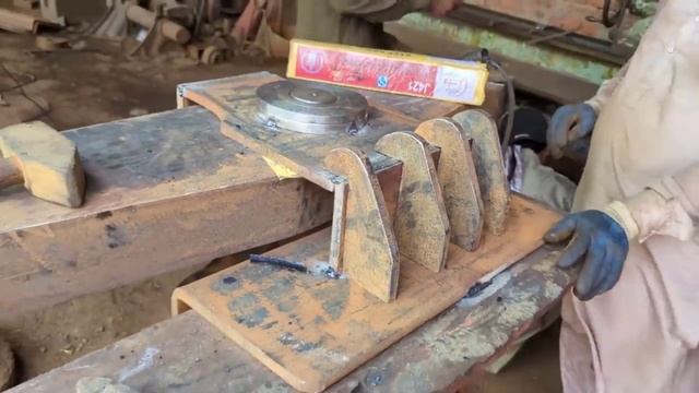 Изготовление рессорного узла грузовика. Пакистан смотреть онлайн