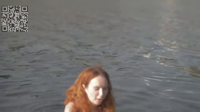 Красивая девушка у воды смотреть онлайн