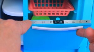 Играем в кухонный набор - перебираем игрушки - продукты