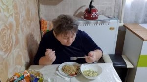 Мукбанг.Перловка с тушёнкой и вкусный салат.