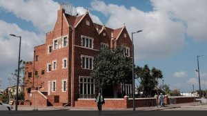 Водитель легкового автомобиля несколько раз въехал в синагогу в Бруклине