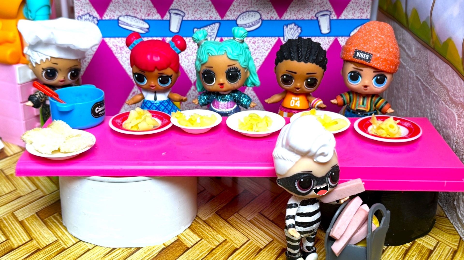 КТО УКРАЛ СОСИСКИ ?🤔😁😜 ИЗ ШКОЛЬНОЙ СТОЛОВОЙ! велелая школа мультик и игрушками Даринелка смотреть онлайн