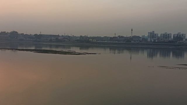 Одна из самых грязных рек-Ямуна!А смотрится хорошо) смотреть онлайн