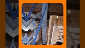 1000047295.mp4 (Собака наблюдает за устройством лестницы на 2 этаж в доме А-фрейм)