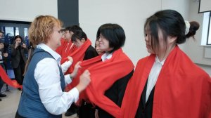 Живут в общежитии, обедают в столовой, на лекции ходят с переводчиком