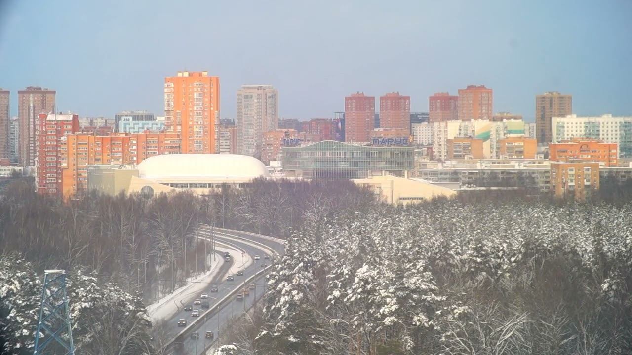 Зимний вид на город из окна  горизонт автотрасса лес  Фон для работы сна