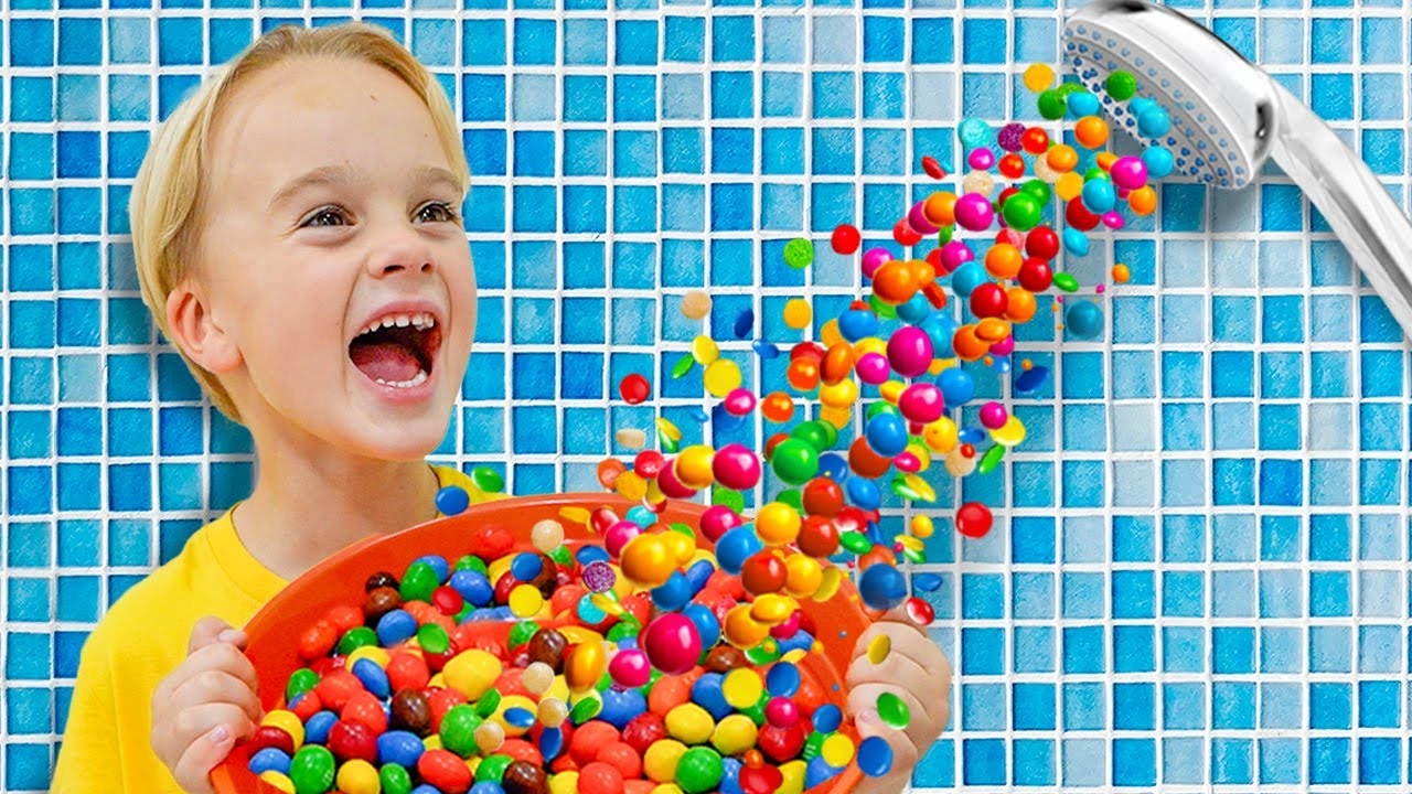 Крис и Алиса играют с волшебным конфетным душем. смотреть онлайн