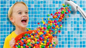 Крис и Алиса играют с волшебным конфетным душем.