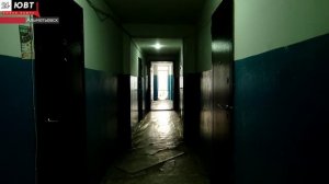 Два года собственники квартир в доме 8 Марта, 4а живут с разбитым стеклом двери общего балкона