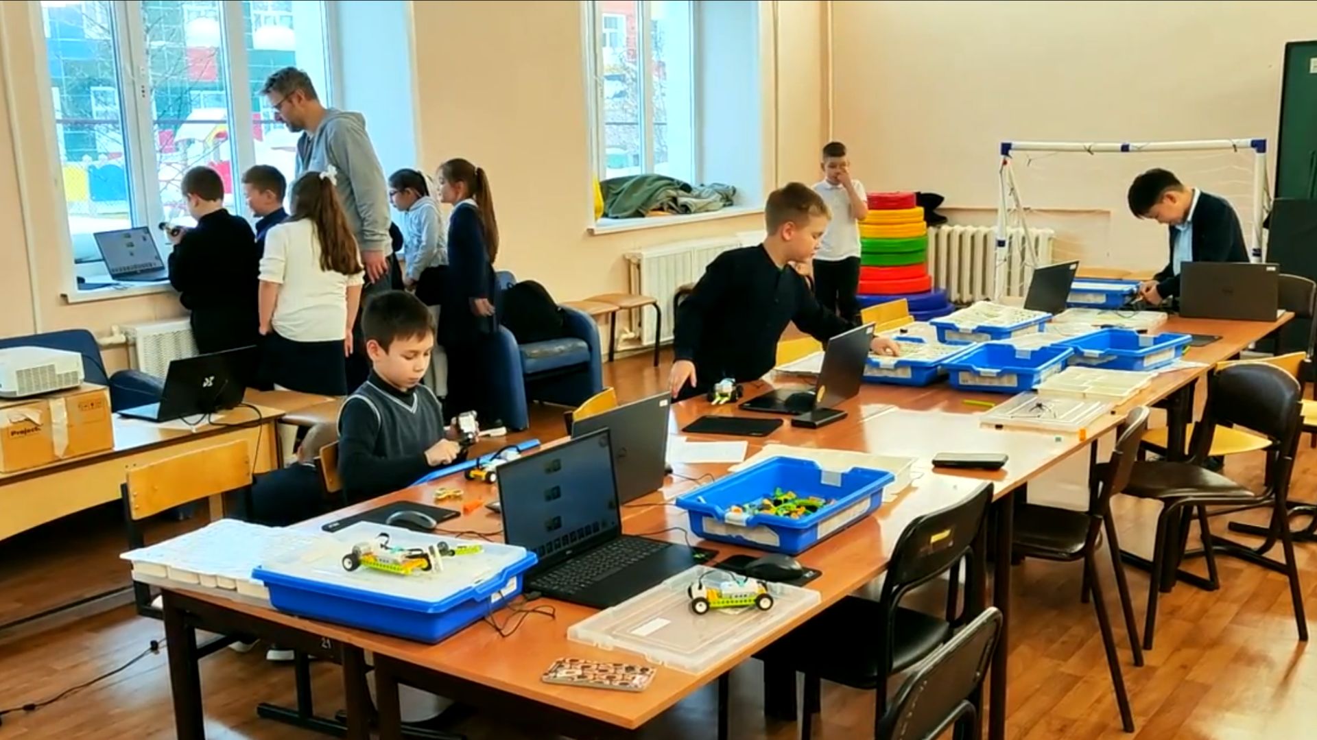 Педагоги магаданского «Кванториума» знакомят омсукчанских детей с техническими дисциплинами смотреть онлайн