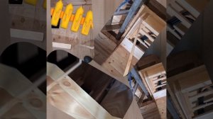 1000047260.mp4 (Собака наблюдает за устройством лестницы на 2 этаж в доме А-фрейм)