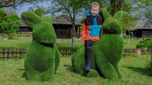 Топиарные фигуры кроликов из искуственной топиарной травы.