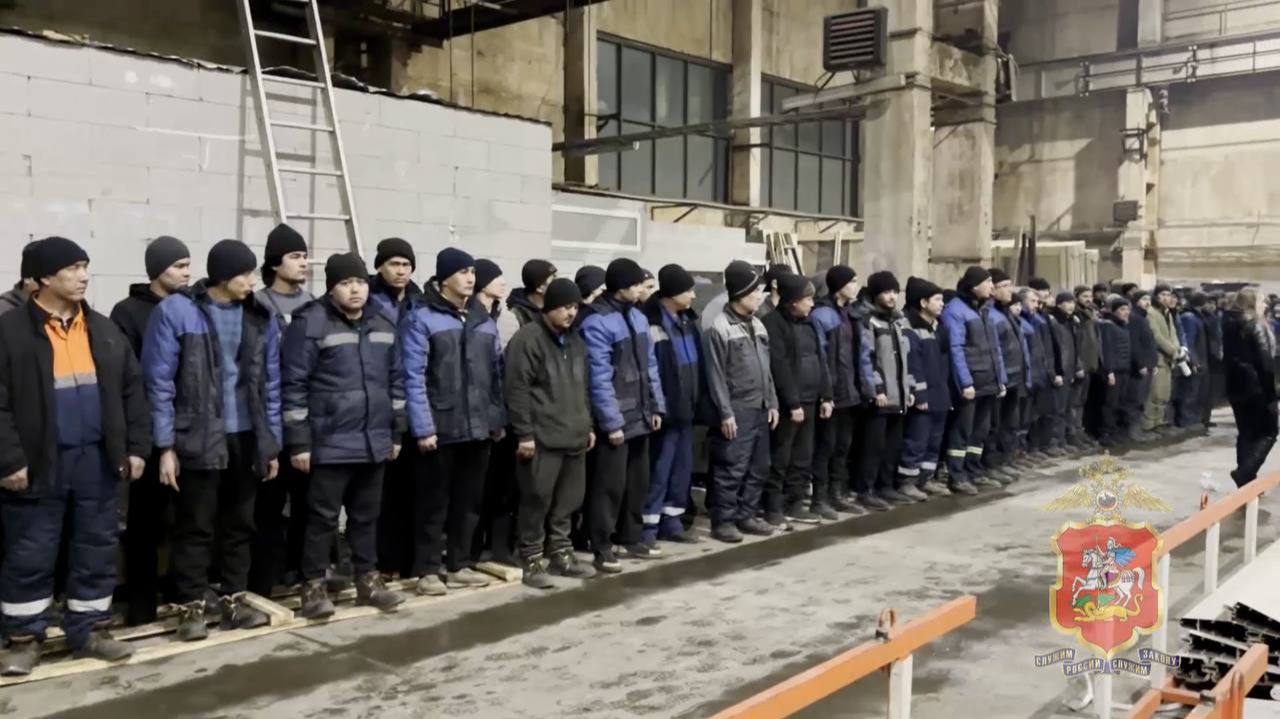 Полиция Подмосковья в ходе рейда выявила 23 нелегала и приезжего, находящегося в розыске смотреть онлайн