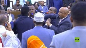 اشتباكات بالأيدي وصراخ في البرلمان الصومالي بشأن التعديلات الدستورية