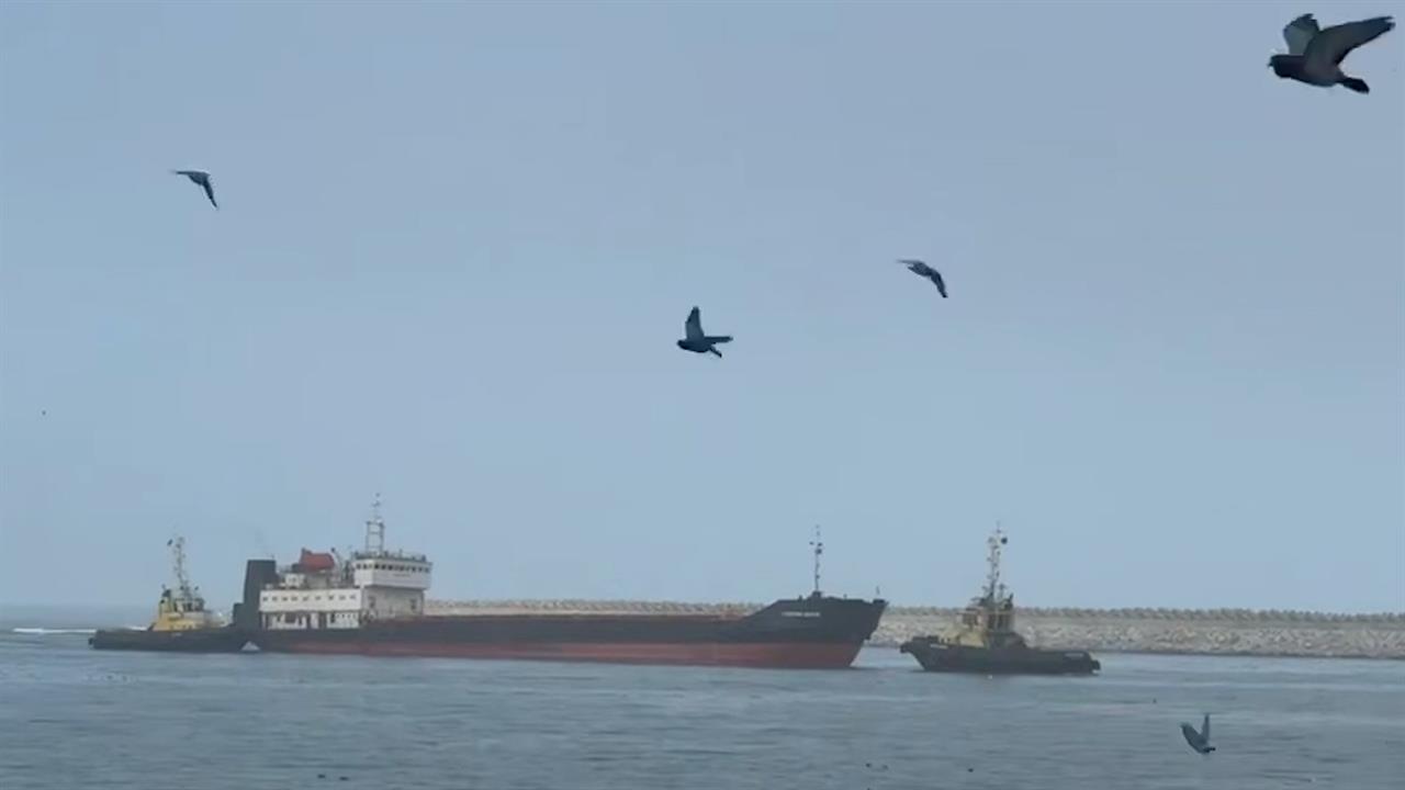 Операция по спасению иранского судна завершилась в порту Махачкалы смотреть онлайн