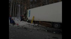 В Тюменской области авария сразу с четыремя автомобилями:2 большегруза, Газель и легковой автомобиль