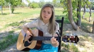Очень милая девушка красиво поет дворовую песню под гитару [get.gt]