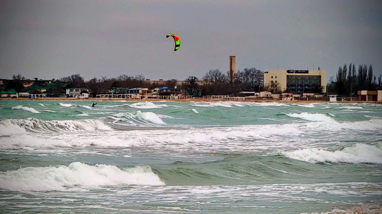 Евпатория 2026. Красивый январский шторм на Киевской, погибшие птицы как следствие недавних морозов. смотреть онлайн
