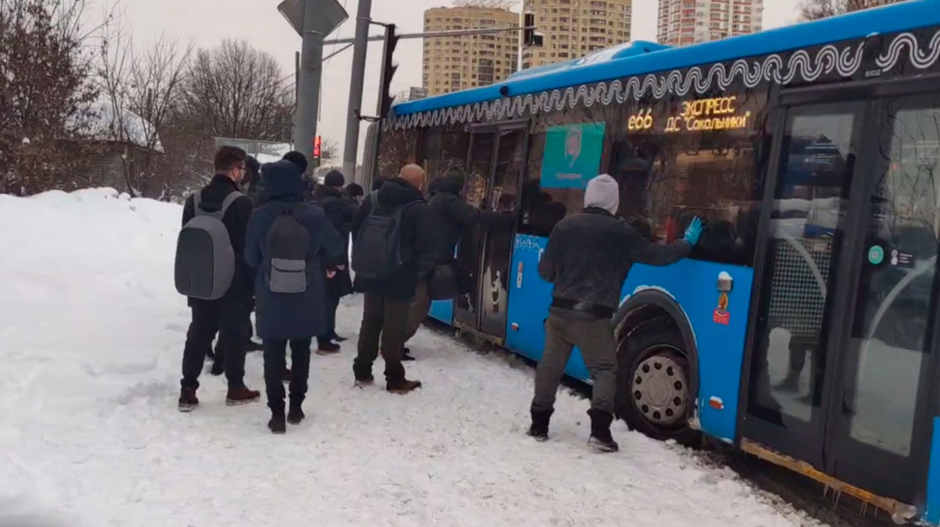 Люди не могут добраться до работы из-за снежного коллапса на дорогах в Москве и Подмосковье смотреть онлайн