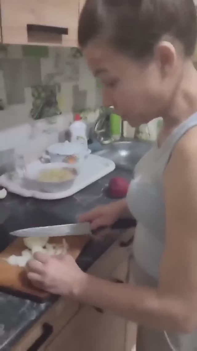 ИРИШКА ЧИКИ ПИКИ ГОТОВИТ БОРЩ БЕЗУМНЫЙ ПАША КУПИЛ ЁЛКУ смотреть онлайн