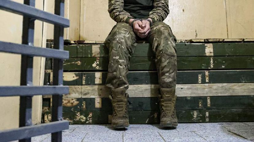 Украинский пленный рассказал о сборе дани за еду в ВСУ на передовой смотреть онлайн