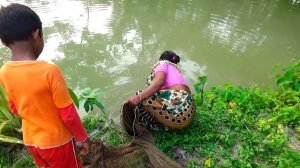 МАЛЬЧИК С МАМОЙ ЛОВЯТ РЫБУ СЕТЬЮ