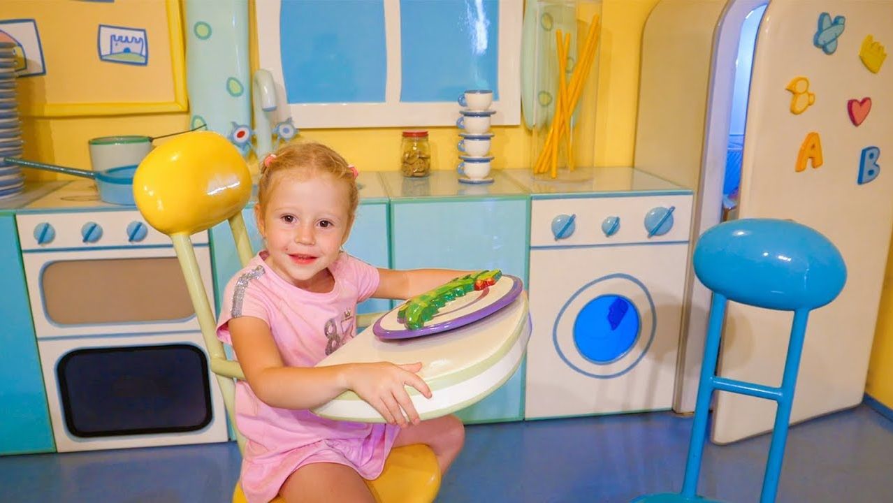 Влог： Настя в парке аттракционов в Италии в домике Пеппы смотреть онлайн