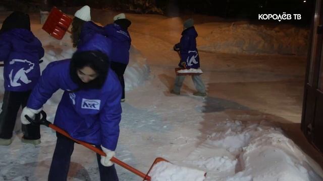 Помощь городу: волонтёры «Молодой гвардии Единой России» приняли участие в уборке снега смотреть онлайн