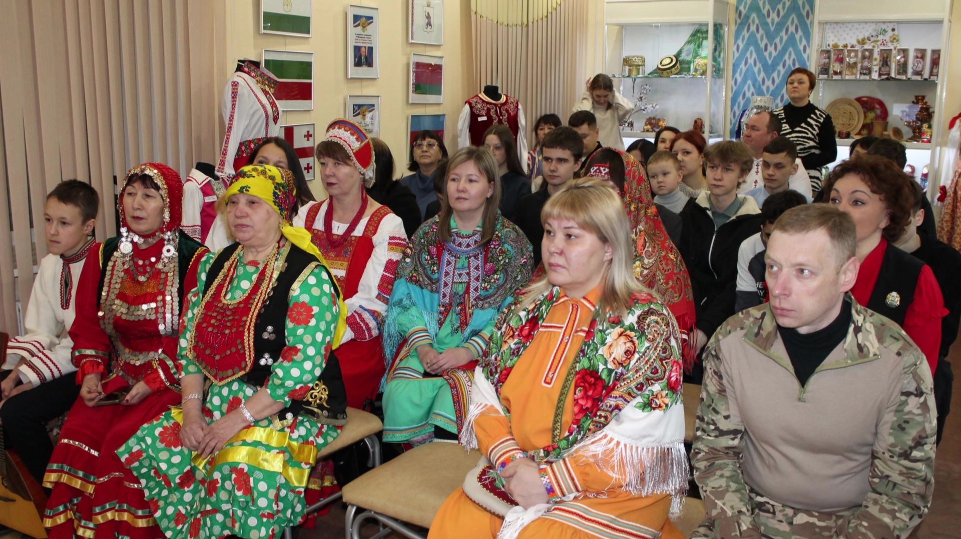 Гости и жители Нягани могут посетить выставку «Хоровод дружбы» смотреть онлайн