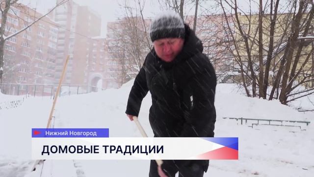 Жители дома на Звездинке вышли на субботник, чтобы расчистить двор от снега смотреть онлайн