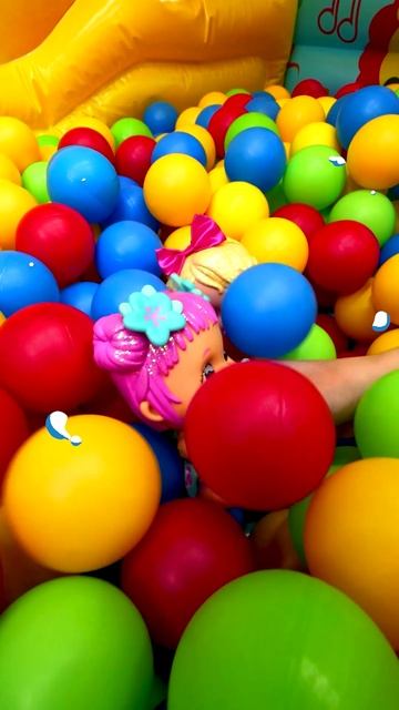 Пупсы WANDI DOO прыгают в бассейн с шариками! 👧👧#игрушки #пупсы #длядетей #длямалышей #куклы смотреть онлайн