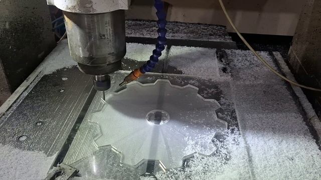 Фрезеровка фасок приводной звезды из полиацеталя смотреть онлайн