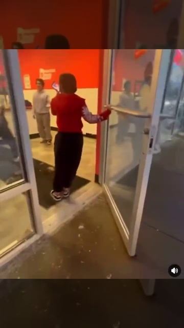 В США подростки попытались избить девочку — она избила их всех смотреть онлайн