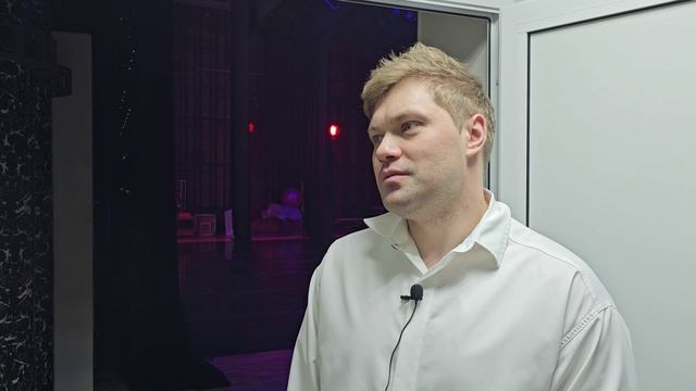 Знакомый ваш Сергей Есенин! В Белово актер театра и кино Сергей Батаев.