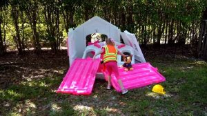 Настя строит новые домики для друзей