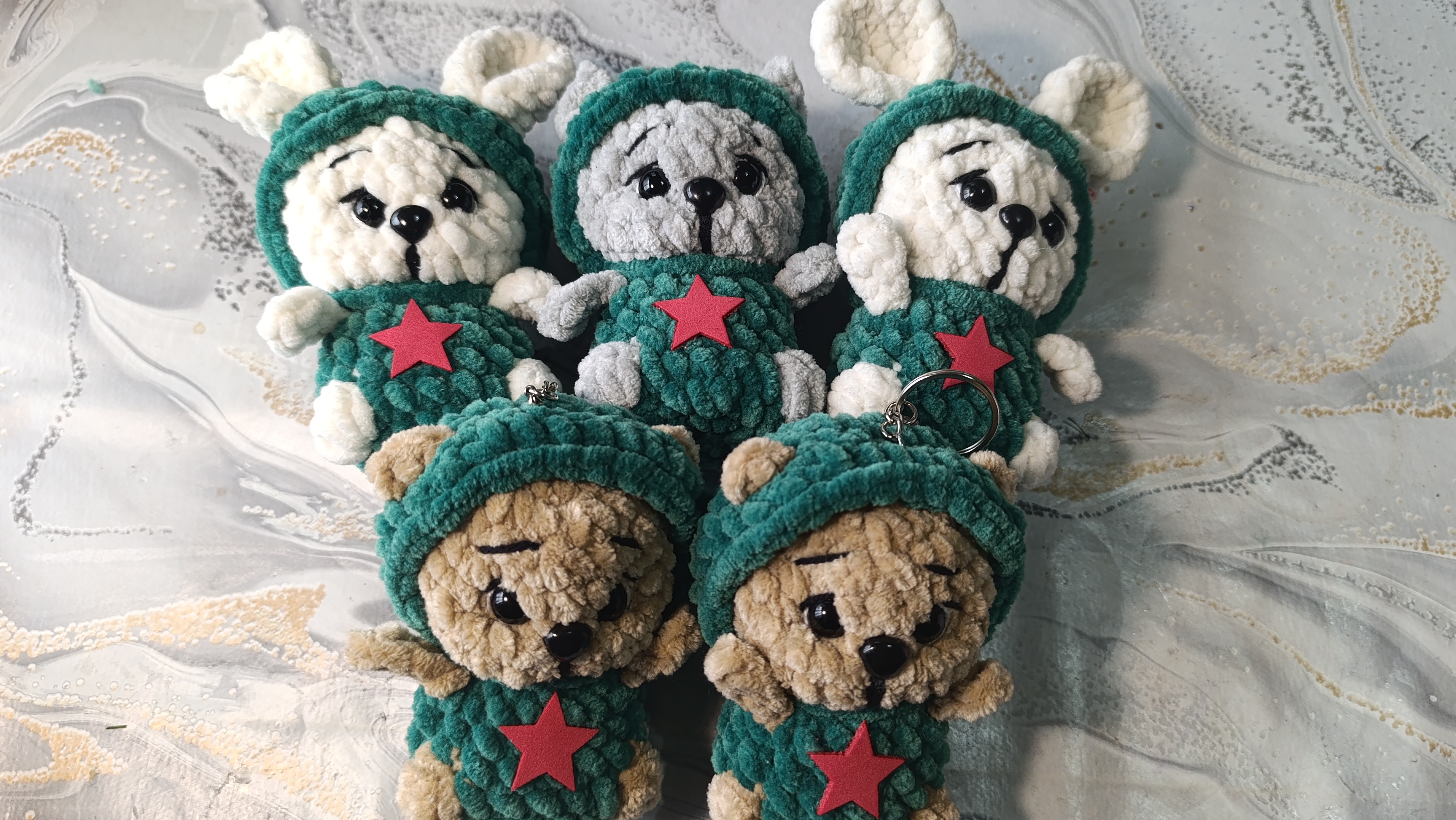 Маленькие зверята военные на брелок крючком из плюша