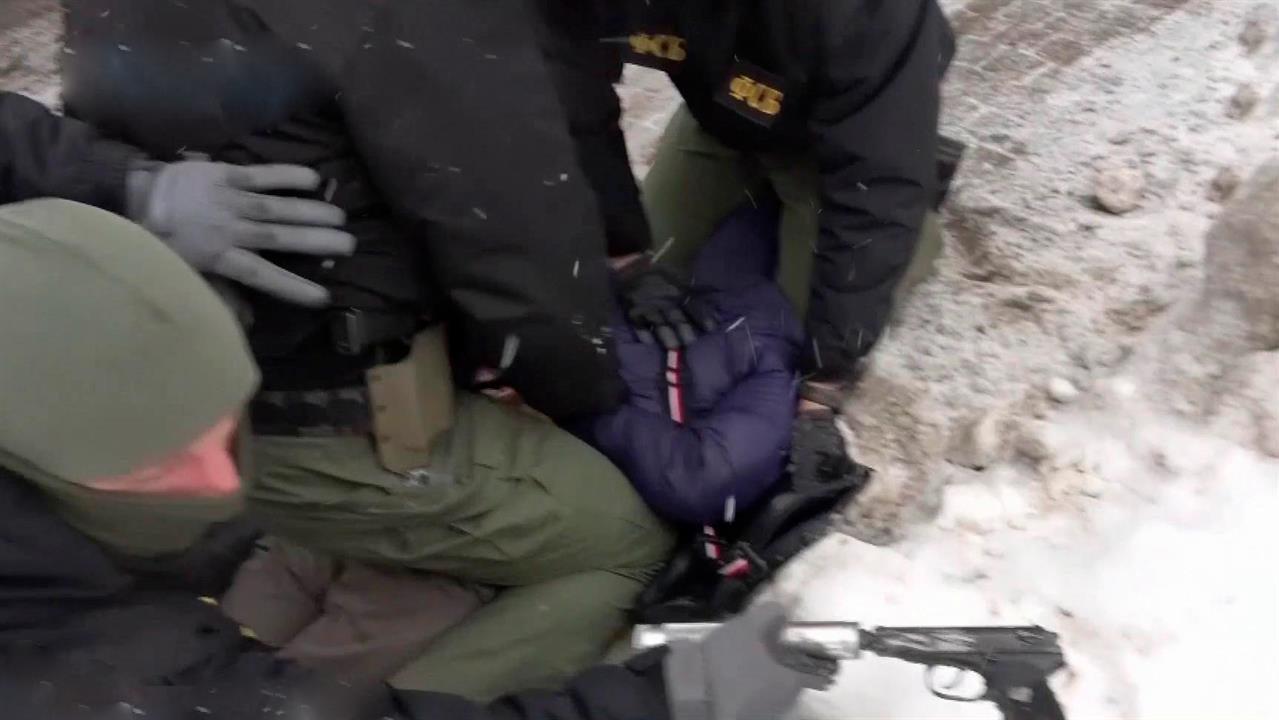 Появились кадры задержания и допроса готовившего убийство военного в Петербурге смотреть онлайн
