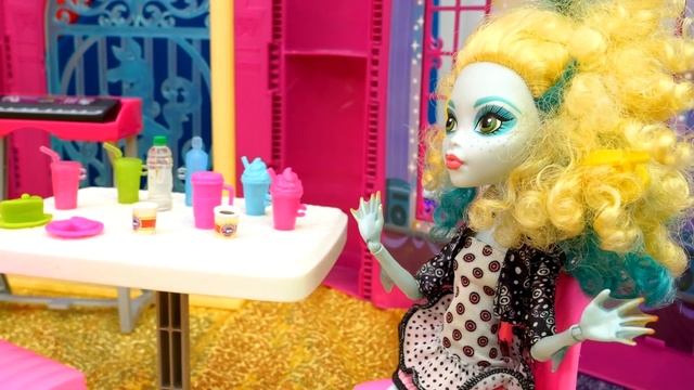 Игры в куклы Барби. Хэллоуин вечеринка у Барби. Влог Барби смотреть онлайн