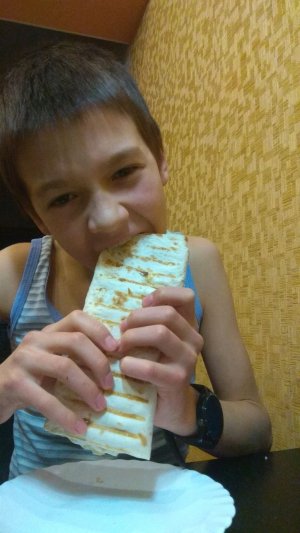 Кушаю шаурму которую приготовил лично.