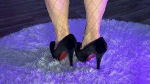 сексуальные ножки в чулках милой красавицы