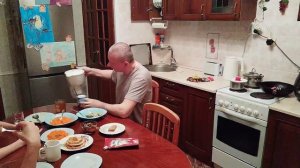 Пришли со школы искусств. Поздний ужин.