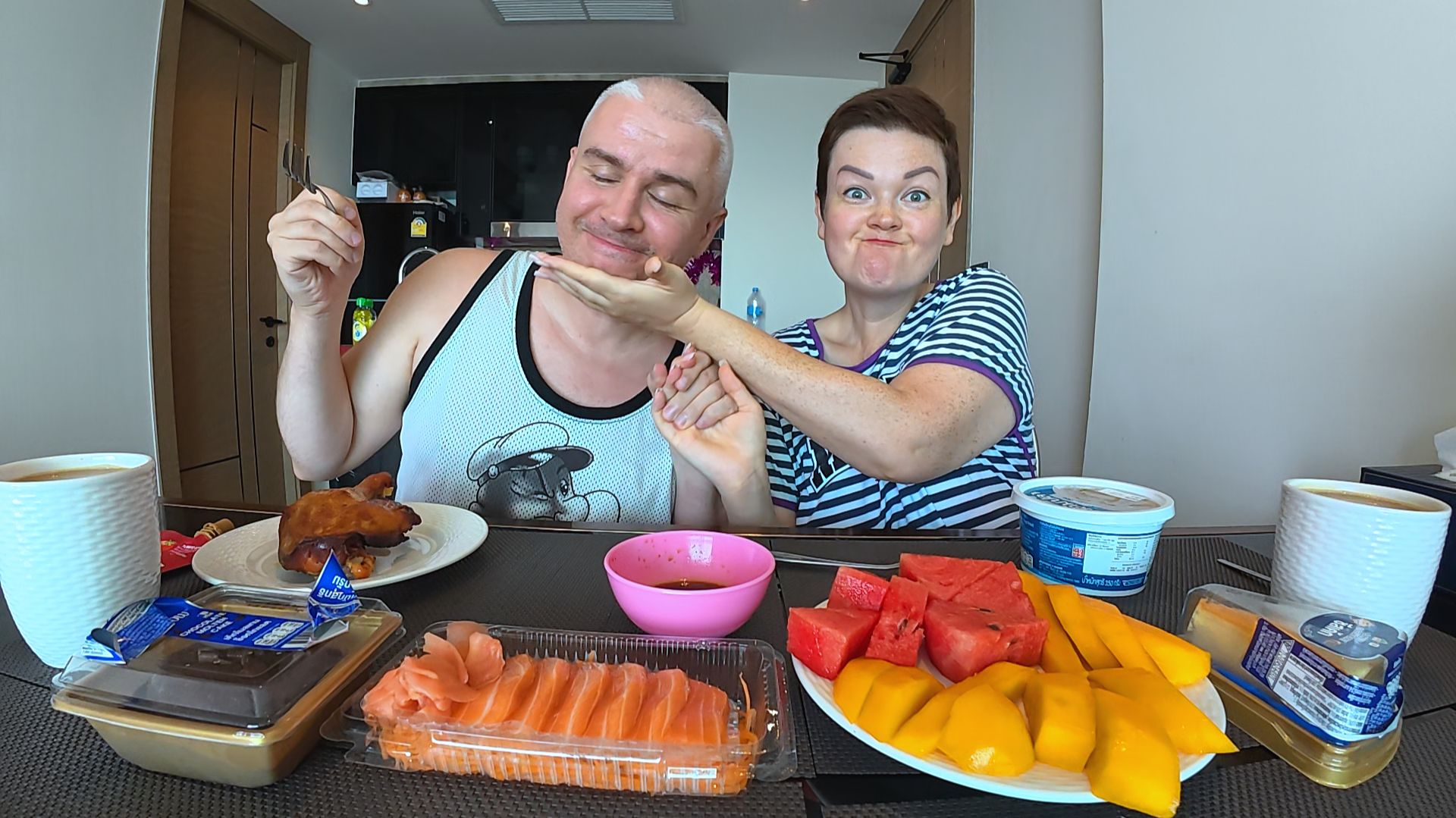 Мукбанг ЗЛЫЕ люди стареют, им БЛОГЕРЫ как кость в горле! Болталка и семейный обед в Таиланде смотреть онлайн