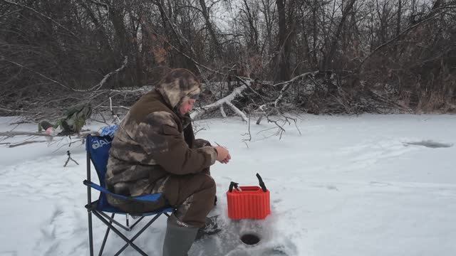 Рыбалка в Волгоградской обл. Зимняя рыбалка в Январе. смотреть онлайн