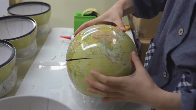 Процесс массового производства глобусов. Производитель учебных материалов с 80-летней историей. смотреть онлайн
