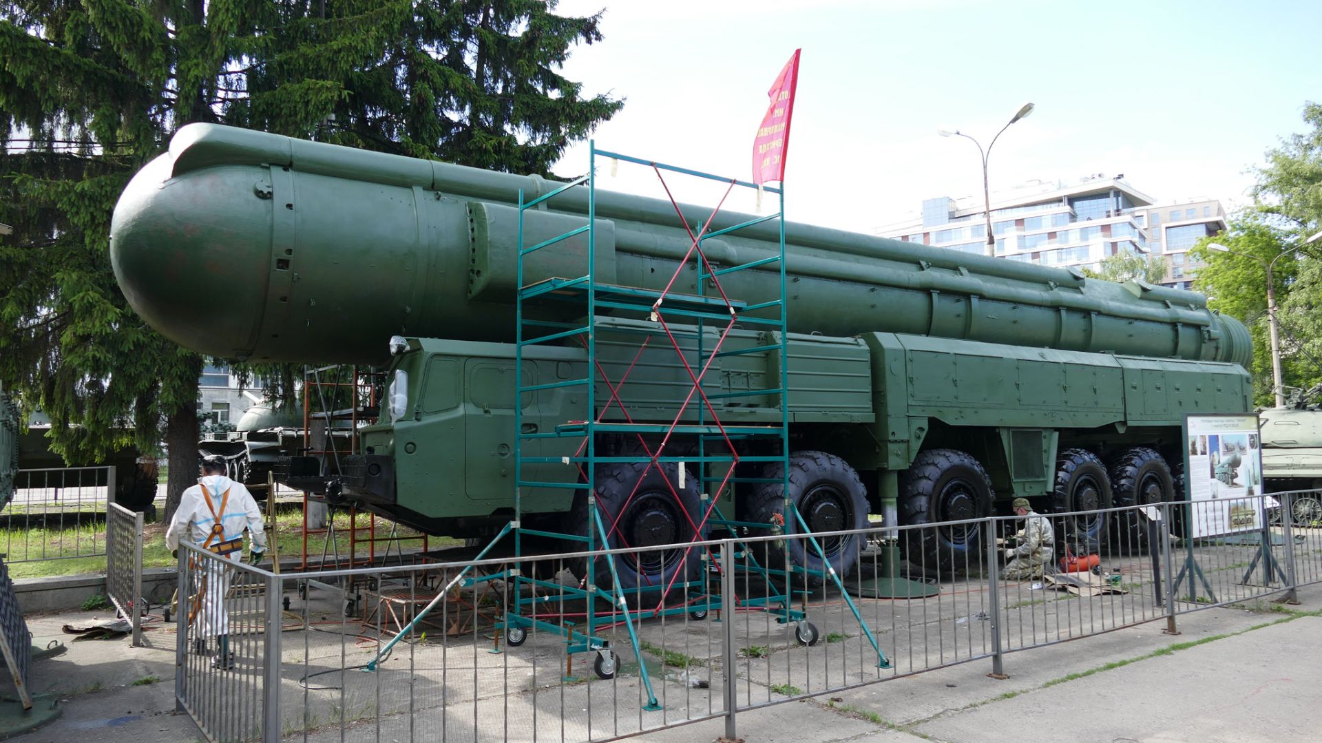 Работы по покраске пусковой установки РСД-10 «Пионер» в ЦМВС, 15 июня 2024