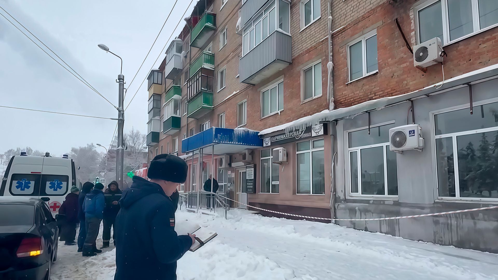 Огромная ледяная глыба упала с крыши на женщину и мгновенно убила ее в Пензе смотреть онлайн