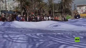 صورة عملاقة للطفلة الفلسطينية هند رجب تظهر على شاطئ برشلونة في الذكرى السنوية الثانية لمقتلها