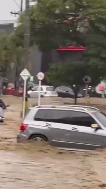 Ливневый паводок в Медельине (Колумбия, 28.01.2026). смотреть онлайн